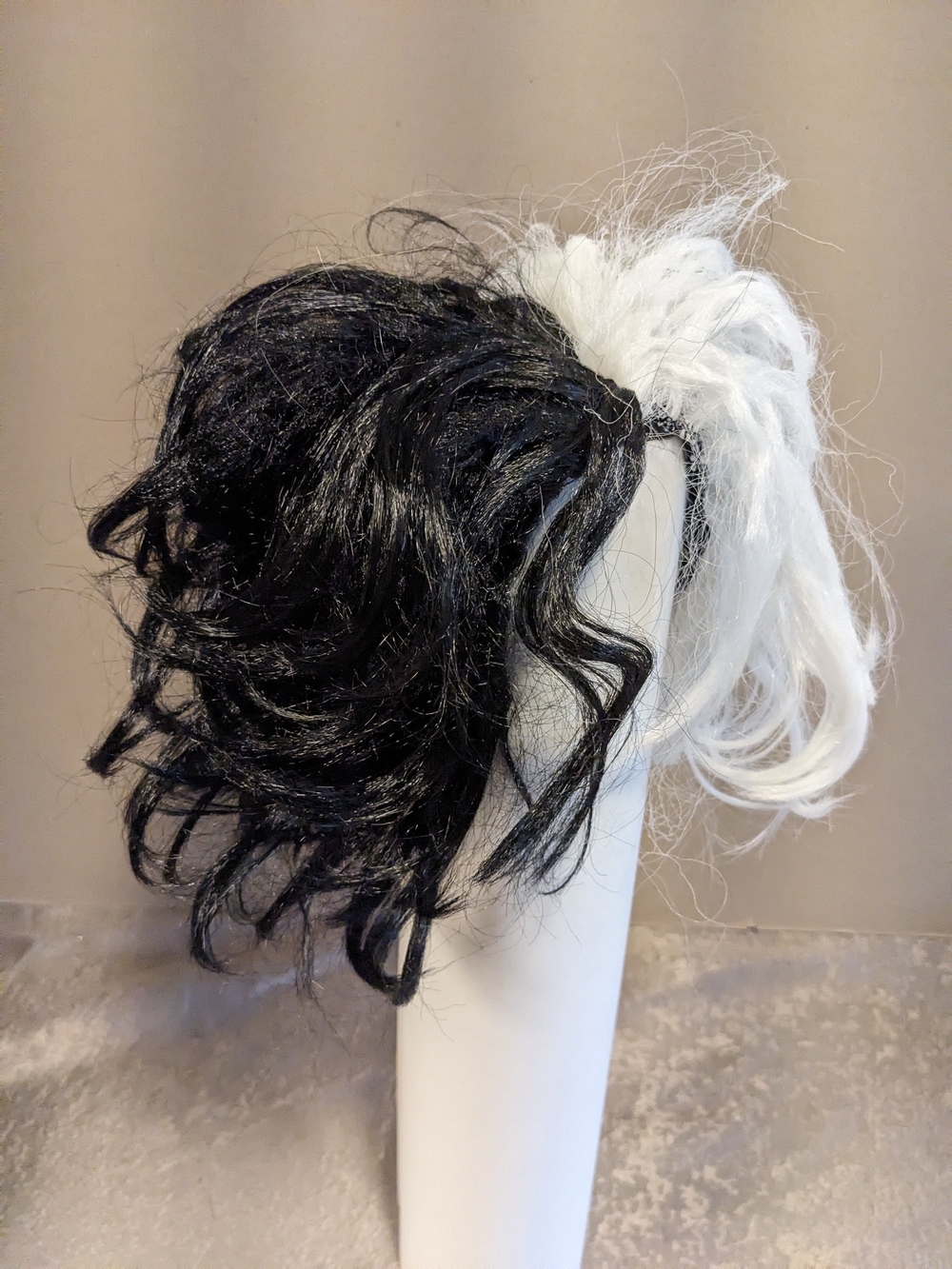 Rubie's Ms Spot/Cruella De Vil Black & White Two-Tone Wig OS 14+ - Picture 7 of 11